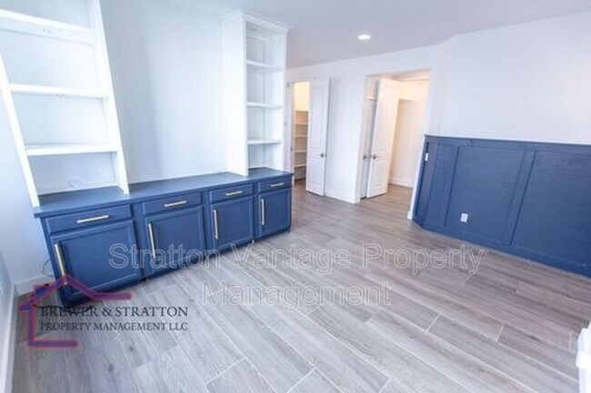Building Photo - 4065 S Marin Dr