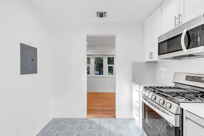 Building Photo - 12334 Moorpark St