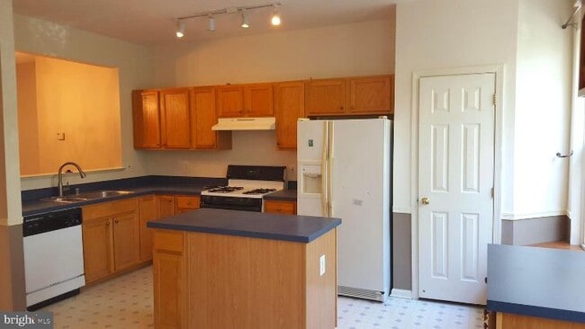 Building Photo - 43155 Huntsman Square