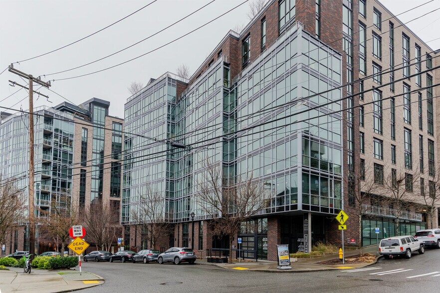 Building Photo - 624 Yale Ave N