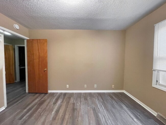 Building Photo - Spacious 2 Bedroom!