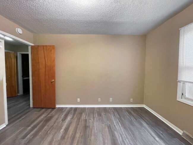 Building Photo - Spacious 2 Bedroom with Screened Porch!