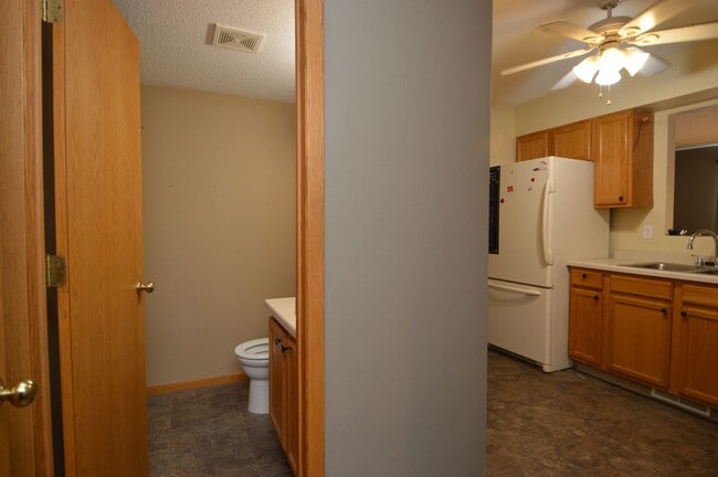 Building Photo - 2 Bed + Den, 2.5 Bathroom Townhouse for Rent