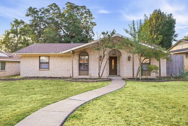 Building Photo - 2532 Belhaven Dr