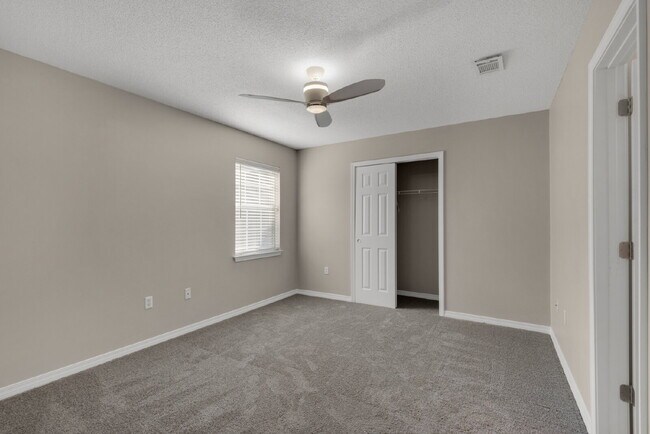 Building Photo - "Charming 2-Bed Townhouse Retreat with 2.5...