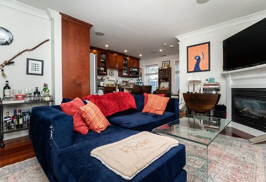 Building Photo - 632 E Broadway