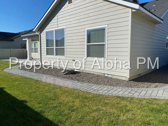 Building Photo - 6142 N Silver Spruce Ave