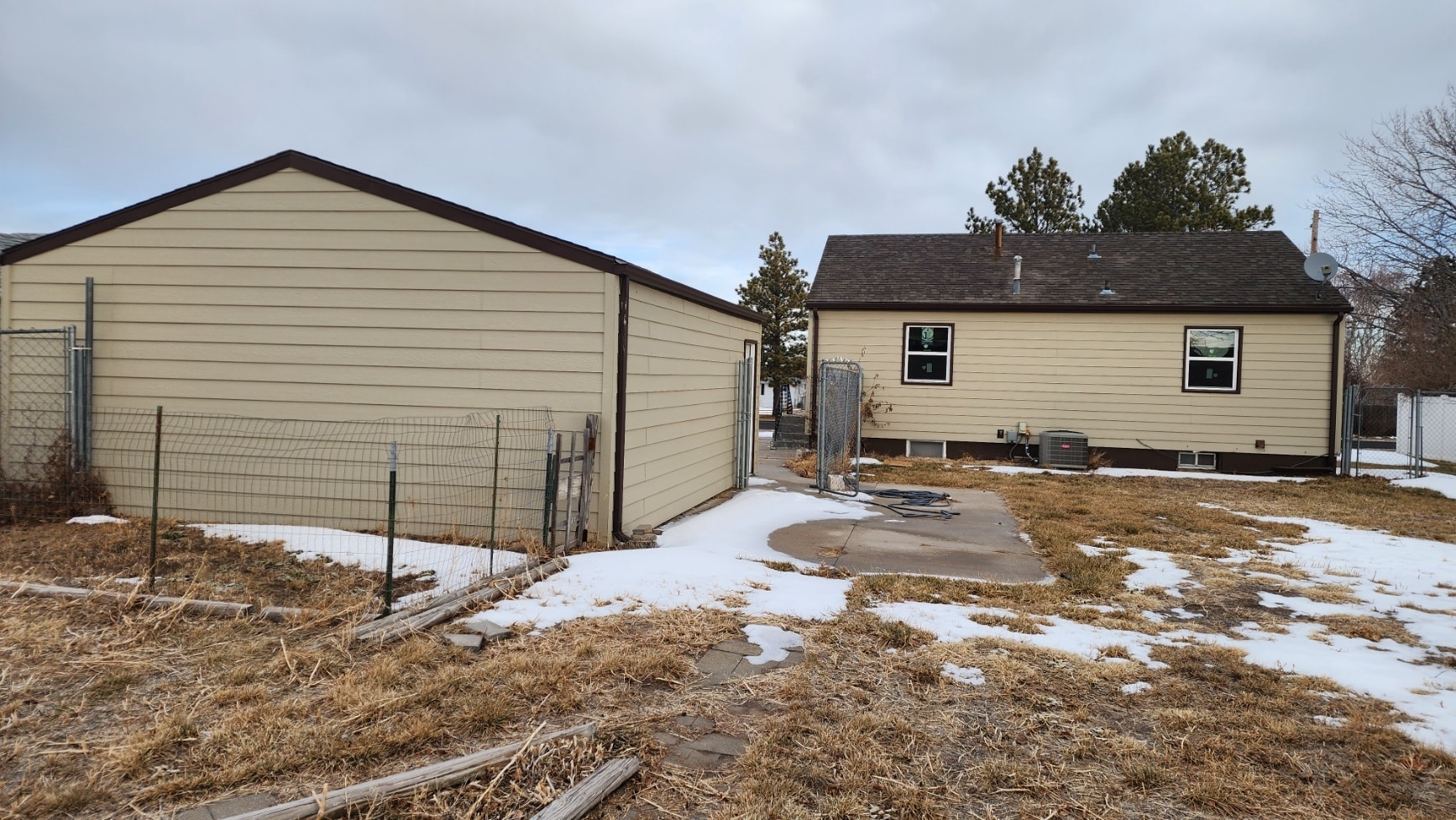 Building Photo - 1133 Country Club Dr