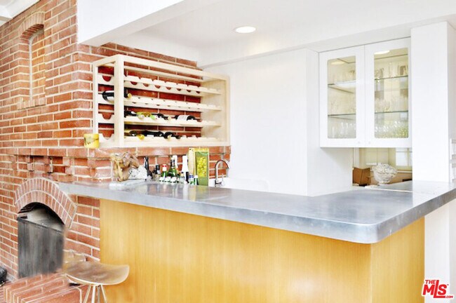 Building Photo - 4031 Hollyline Ave