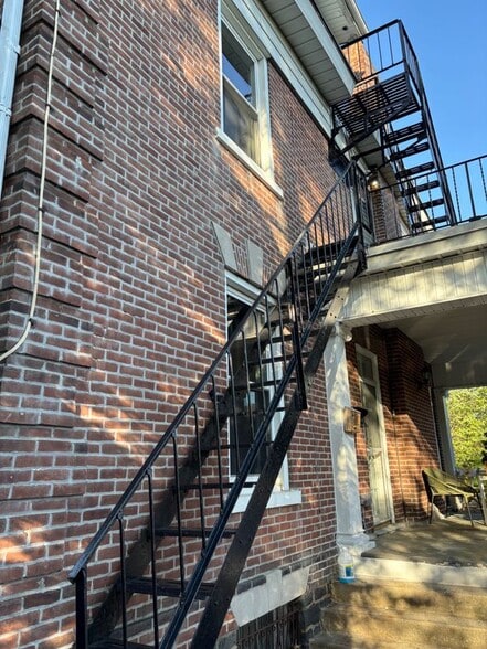 Building Photo - 517 Seneca St