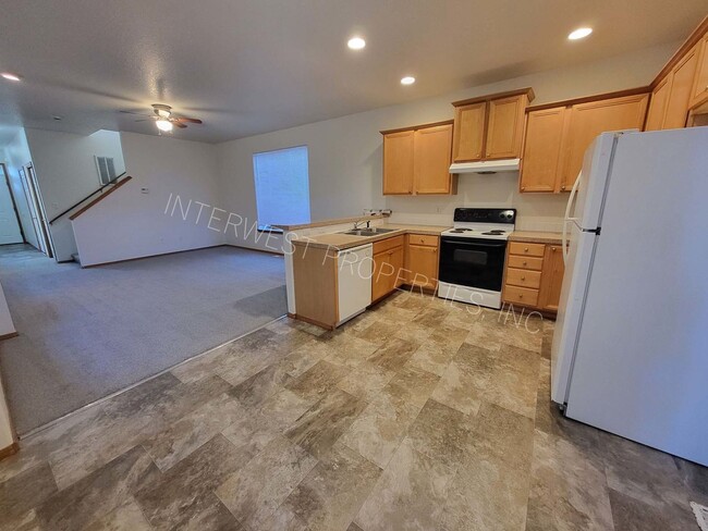 Building Photo - *1/2 OFF 1ST MONTH'S RENT PROMO* 3 Bed NE ...