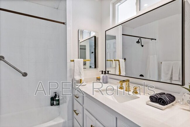 Building Photo - 980 N Buttonwillow Cir