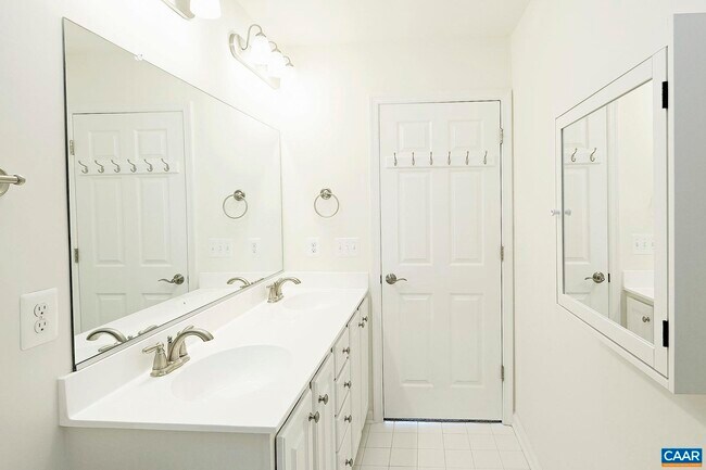 Building Photo - 139 Longwood Dr