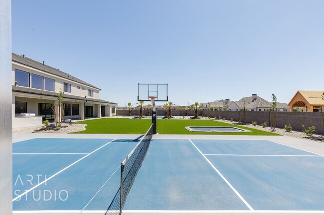 Building Photo - BRAND NEW Gorgeous 6 bed 7 bath with Pool ...