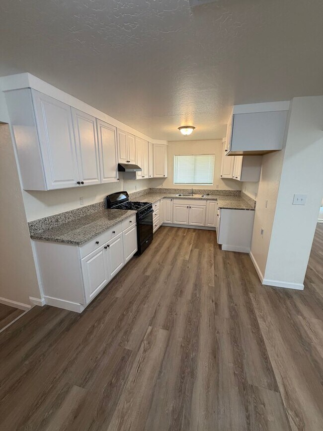 Building Photo - Clovis home for rent.