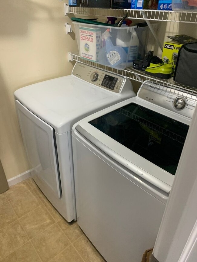 Building Photo - Gorgeous 2 Story, 3 bd/2.5 ba Townhome With Ample Space