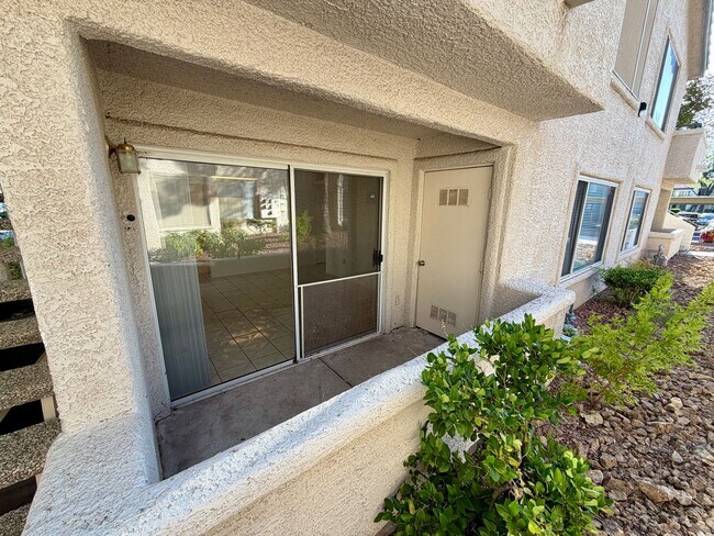 Building Photo - SE 2 bedroom condo in gated community