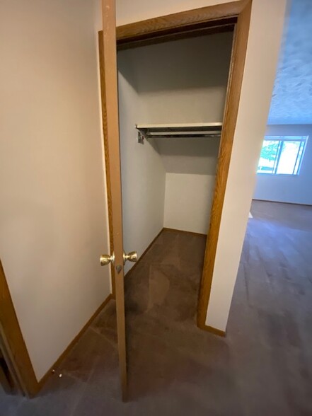 Coat Closet - 4805 Sunnybrook Rd