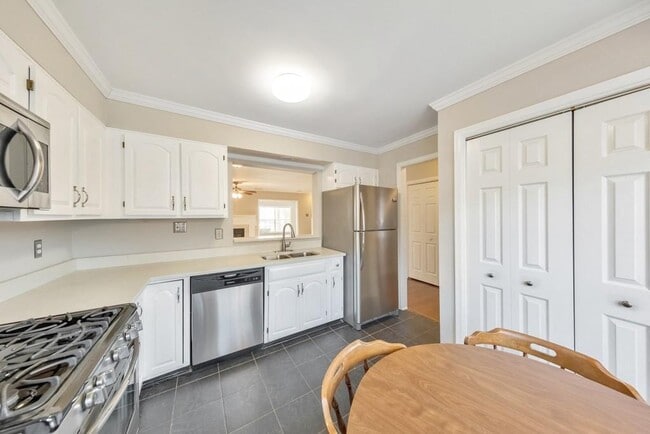 Building Photo - 2045 Fairways Ct