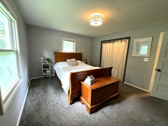 Building Photo - 144 Waukazoo Dr