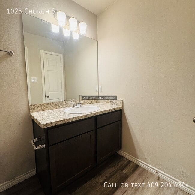 Building Photo - 1025 Church St