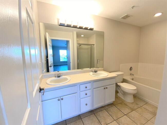 Building Photo - ** FAIRWAY PRESERVE ** 3 BED / 2 BATH COND...