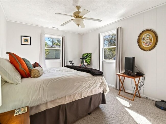 Building Photo - Wonderful Black Mountain Location-Long Term Rental