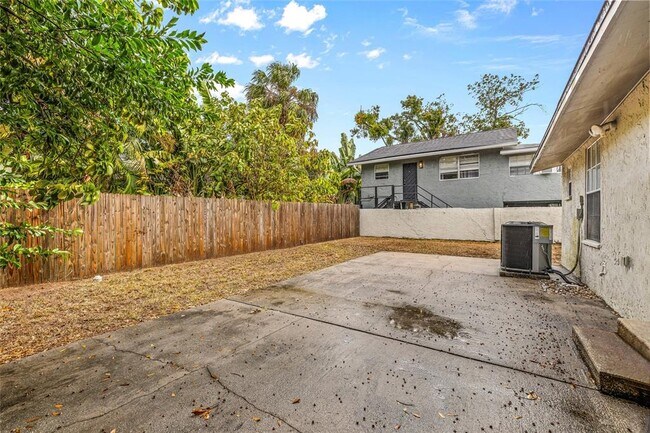 Building Photo - 2501 W Gray St