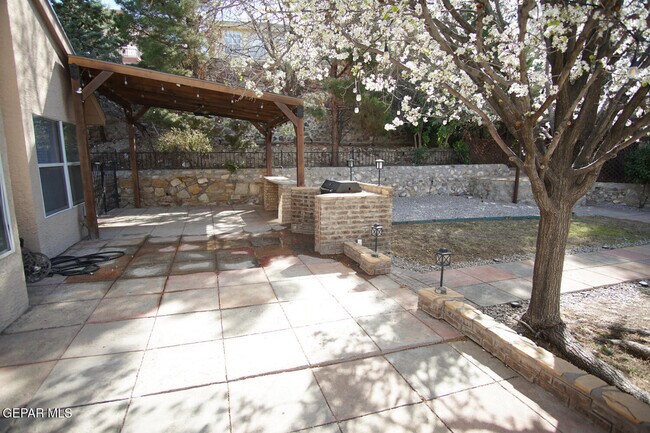 Building Photo - 6040 Los Siglos Dr