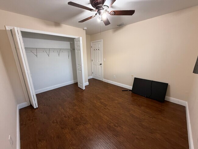 Building Photo - 711 SW 36th St