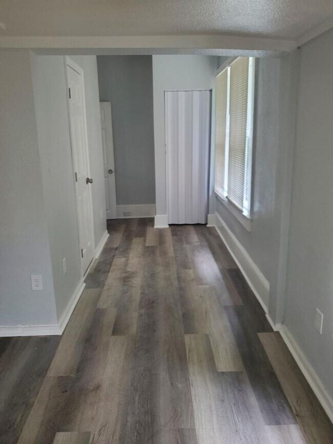 Building Photo - Fully Renovated 3/2 Single Family Ready for Move In!