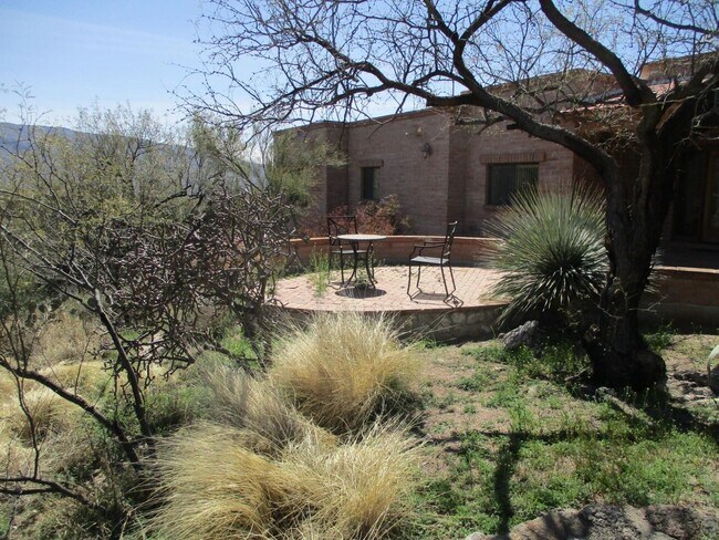 Building Photo - 4 bedroom 2.5 Bath