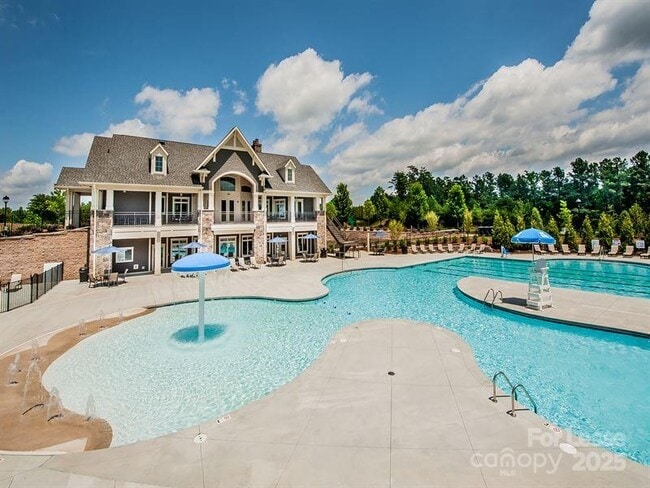 Building Photo - 15130 Oleander Dr