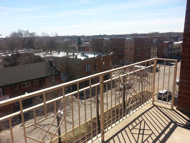 Building Photo - 3300 W Irving Park Rd