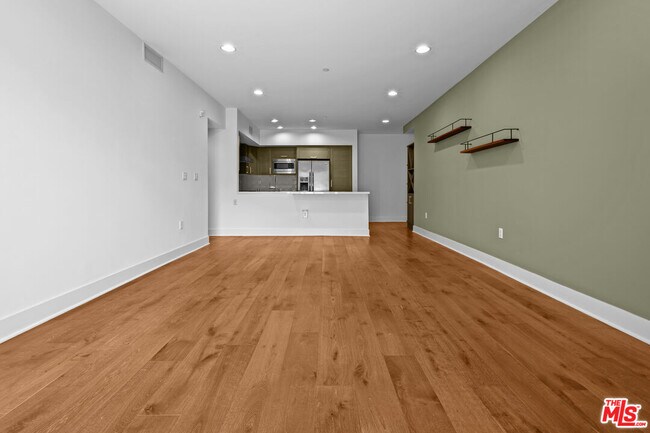 Building Photo - 7133 Hawthorn Ave