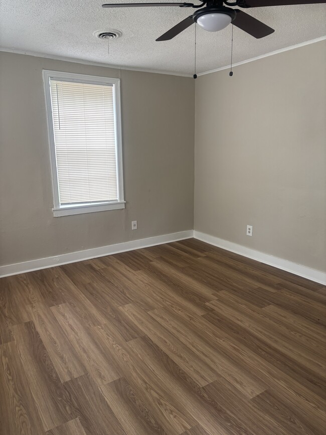 Building Photo - 375 Joubert Ave
