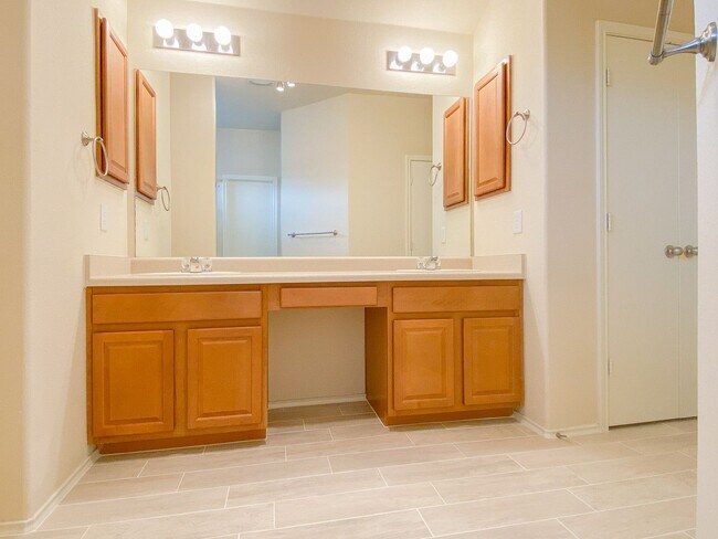 Building Photo - 12021 Pecangate Way