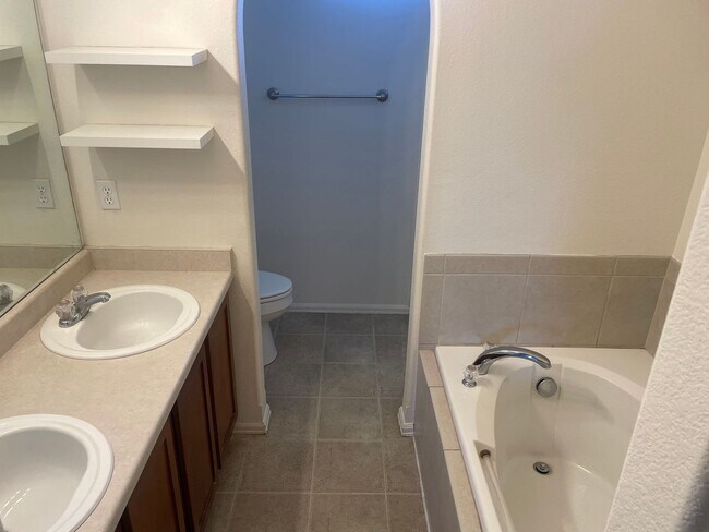 Building Photo - Charming 2BD/2.5BA Townhome with Attached ...