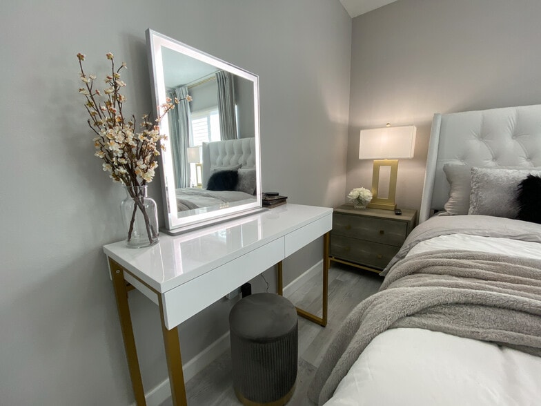 Makeup vanity - 18350 Hatteras St