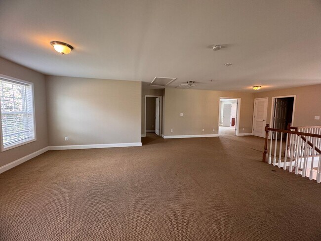 Building Photo - Stunning 5 Bedroom 4 Bath Home with 3 Car ...