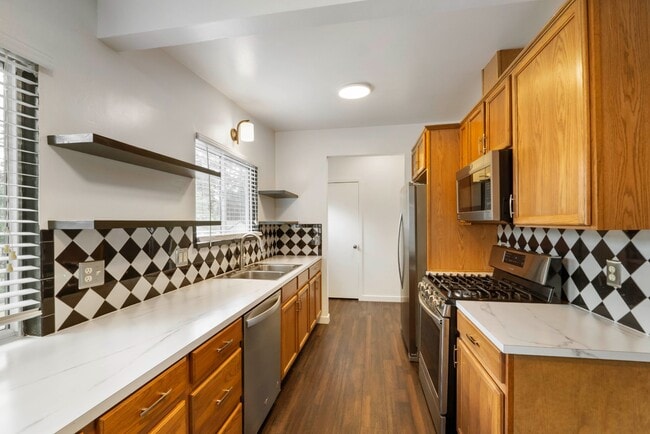 Building Photo - Spacious 5 Bedroom with Huge yard and 3 fireplaces