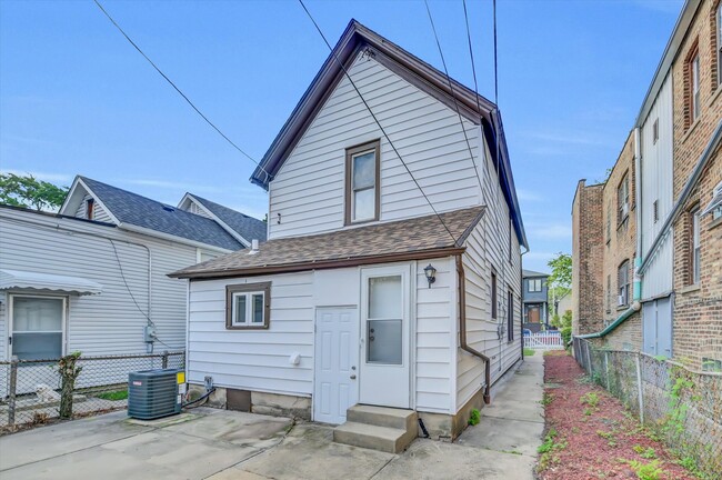 Building Photo - 4170 W Cornelia Ave