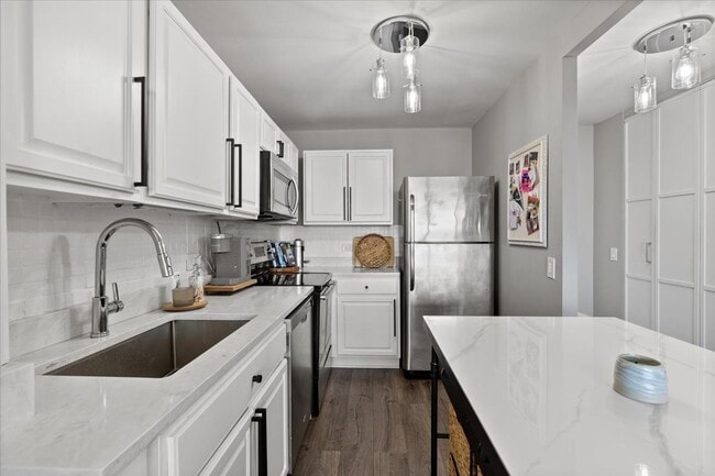 Building Photo - 5415 N Sheridan Rd