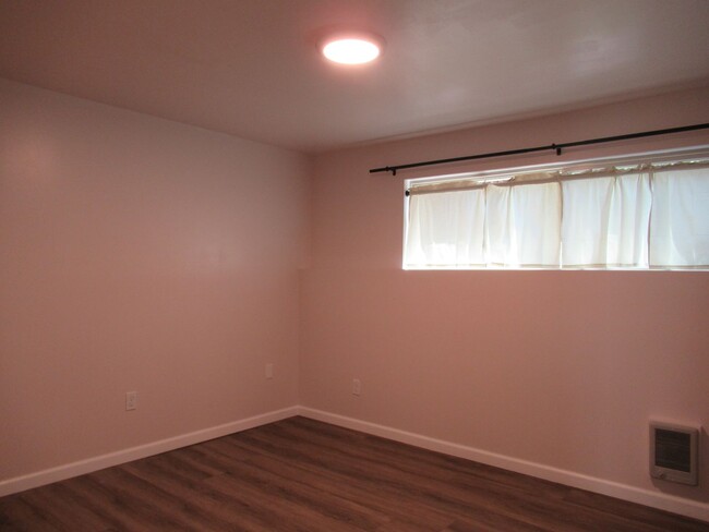 Building Photo - Ground Level, end unit one bedroom, one ba...