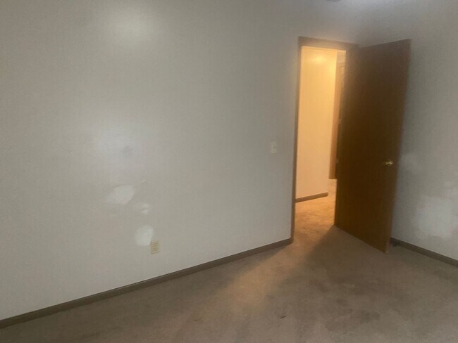 Building Photo - 612 E Madison St