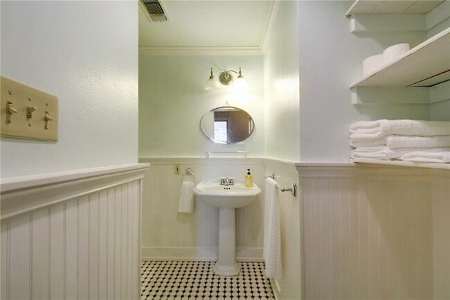 Building Photo - 101 Short St