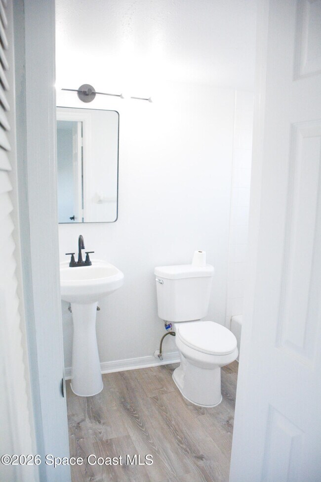 Building Photo - 211 Circle Dr