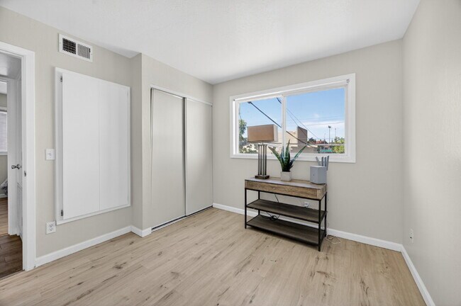 Building Photo - Remodeled 2-Bedroom Gem Near Sac City College