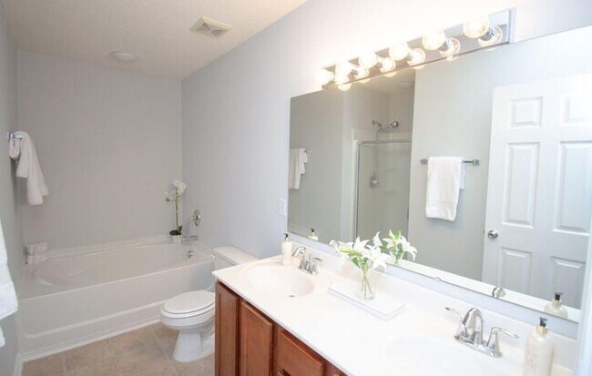 Building Photo - Large 3 bedroom 2 living room house w comm Pool!