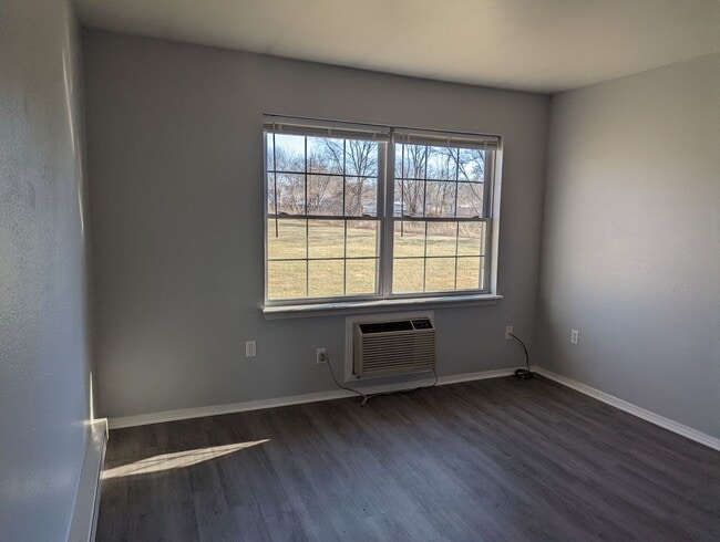 Building Photo - Upstairs 2 Bedroom Updated Apartment